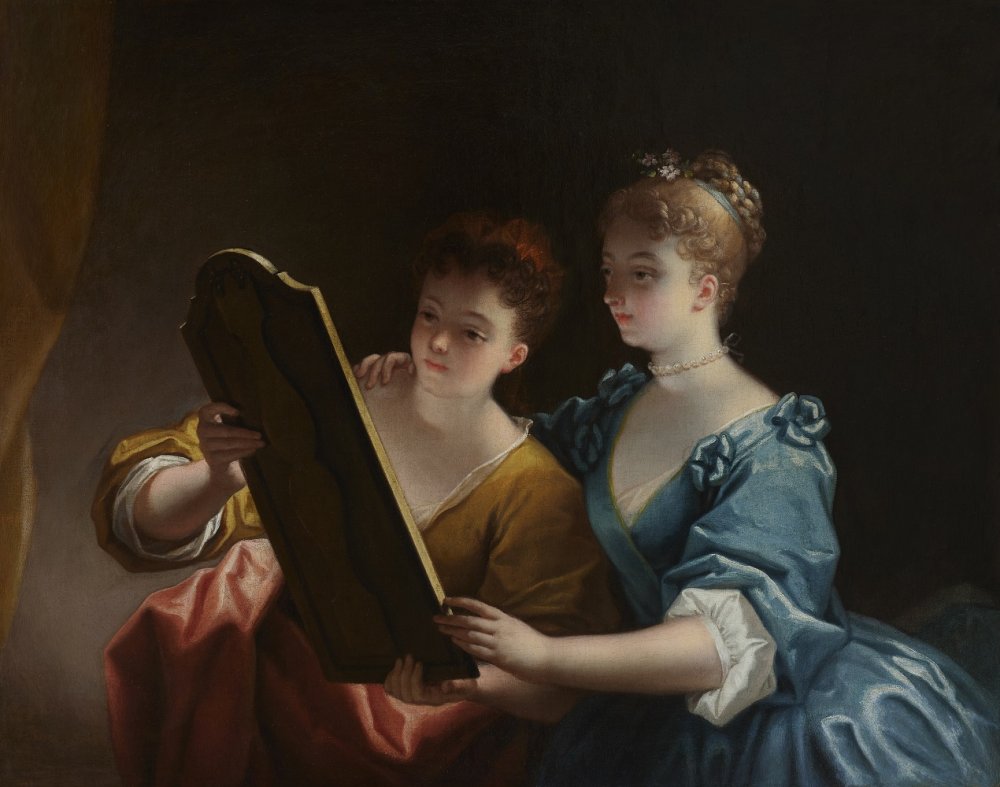 Deux jeunes femmes se regardant dans un miroir
