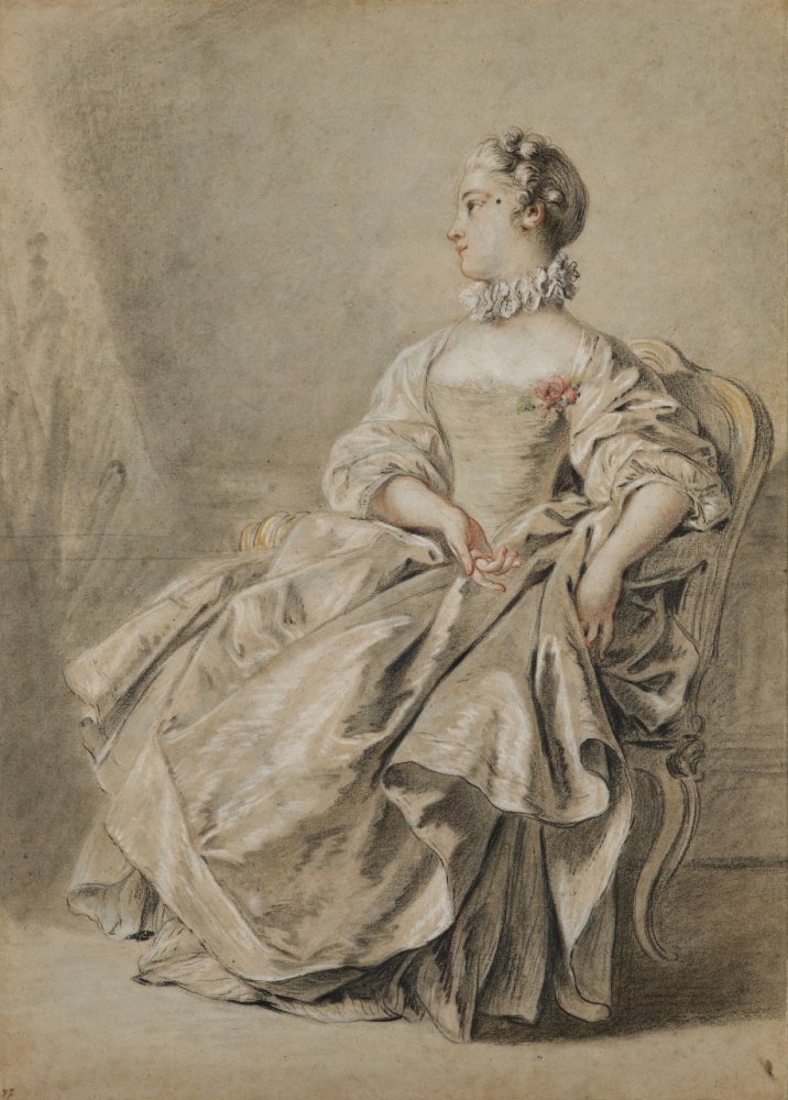 Femme assise en habit de soie dorée devant un rideau